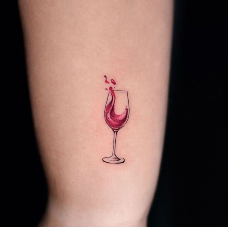 4 TOP 4 Tatuajes de Vino Tinto Copa con vino entrando o saliendo en rojo intenso
