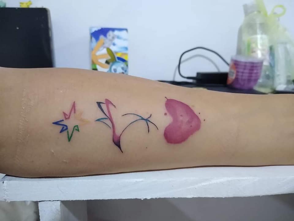 42 tatuaggi più apprezzati dalle donne Cuore Uccello Stelle multicolori sul braccio
