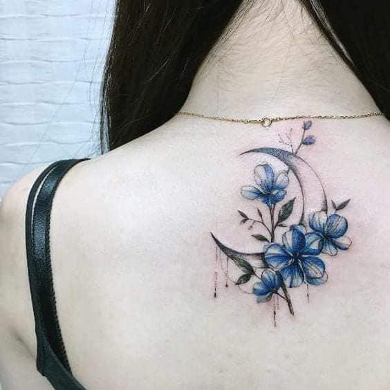 5 TOP 5 Tatuaje de Luna debajo de la nuca media luna con flores azules y ramas y hojas verdes