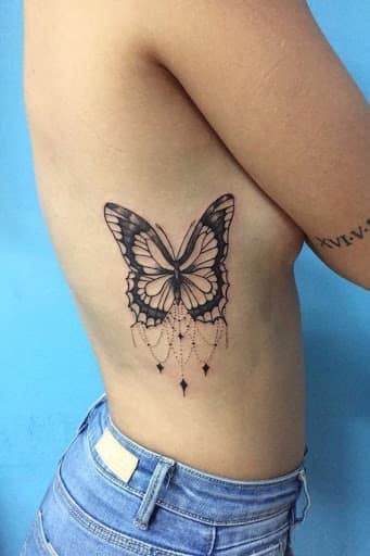 5 TOP 5 grands tatouages de papillons noirs sur les côtes avec des ornements de chaînes de sphères