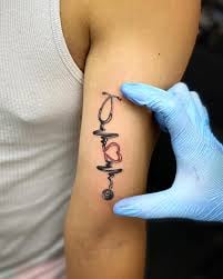 5 TOP 5 Tatuajes de Medicina Estetoscopio con Electrocardiograma en brazo