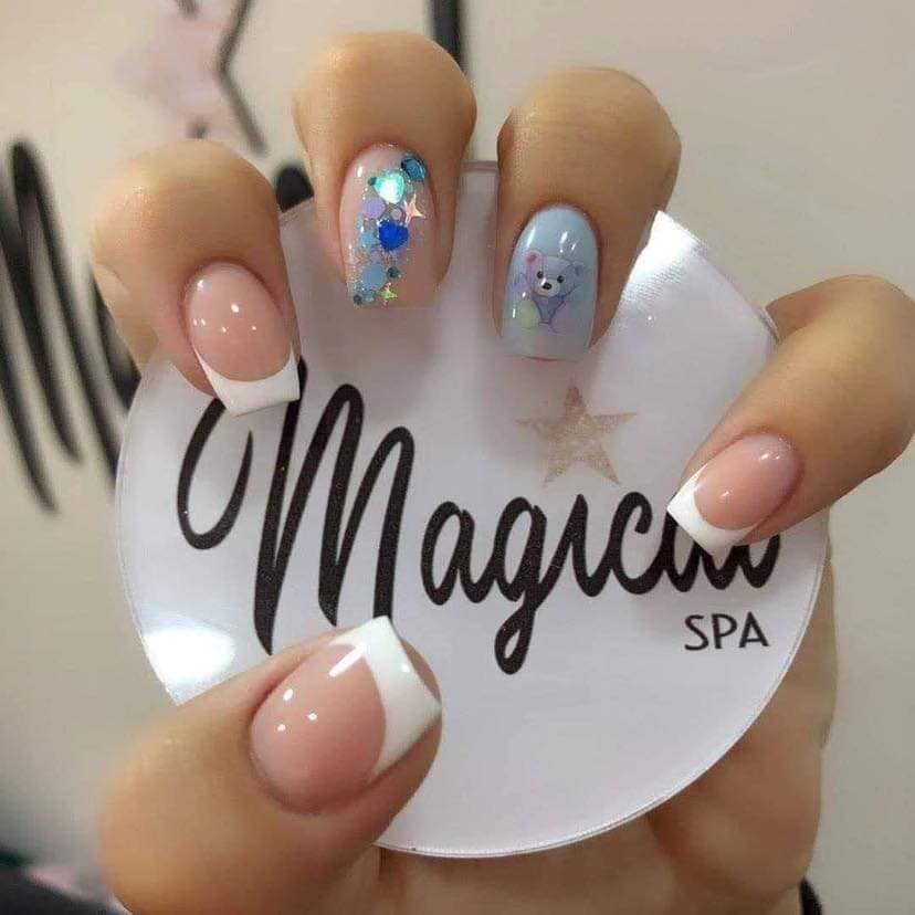 51 Design of Short Magical Spa Pink Nails et pointes blanches avec un dessin d'ours scintillant bleu clair et une feuille d'argent