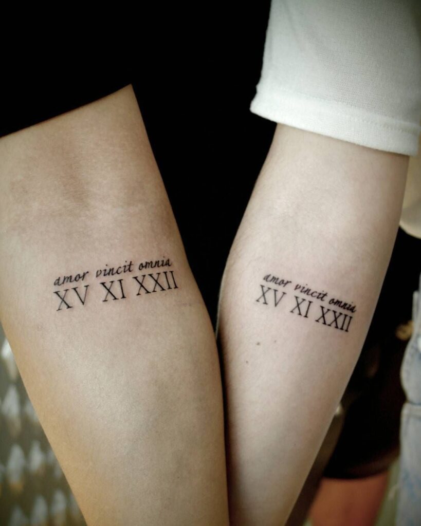 6 Datums-Tattoos für Paare in römischen Ziffern und der Aufschrift „Love Vincit Ominia“ – Liebe erobert alle