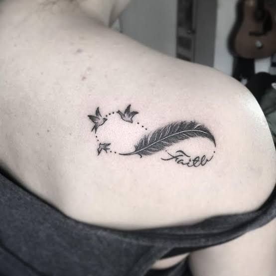 6 Tatuajes de Infinito con Plumas Iniciales Significado con tres aves en omoplato hombro con palabra Faith Fe