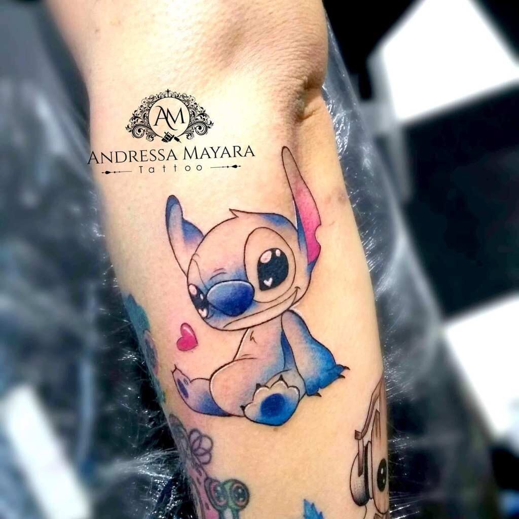 6 Tattoos von Stitch Ohana mit Herz auf dem Unterarm der Künstlerin Andressa Mayara Santa Catarina Brasilien