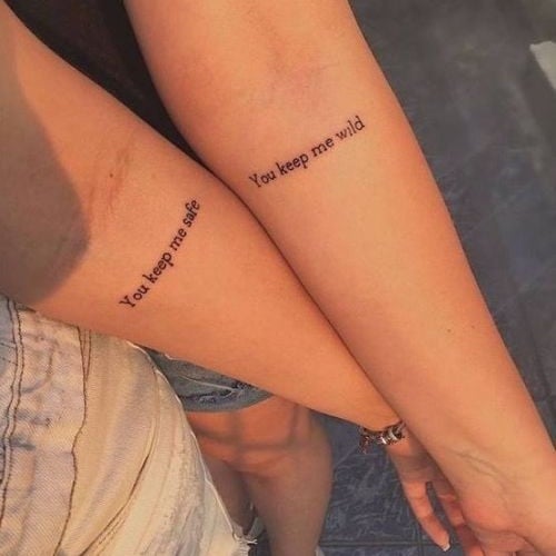6 Tattoos für beste Freunde. Satz auf beiden Unterarmen „Du hältst mich in Sicherheit, du hältst mich wild“. Du hältst mich in Sicherheit, du hältst mich wild