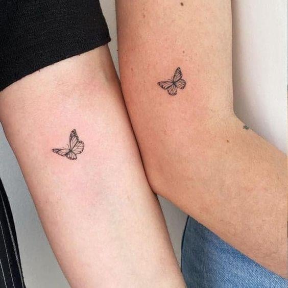 6 Tattoos für beste Freunde, zwei kleine Schmetterlinge im Arm