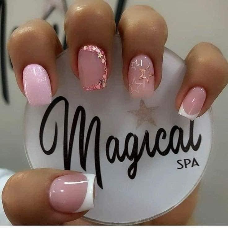 61 Design von Pink Magical Spa Short Nails in verschiedenen Glitzertönen von Sternen und Gold