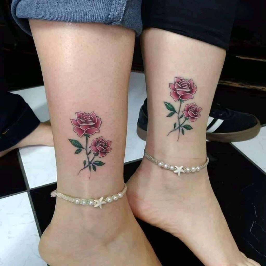 61 Tattoos für Schwestern und Freunde auf der Wade Zwei gekreuzte Rosen, eine größere, eine kleinere