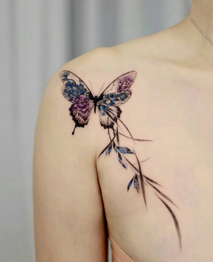 62 Tattoos von Schmetterlingen auf der Schulter mit Zeichnungen von rosa und blauen Blumen