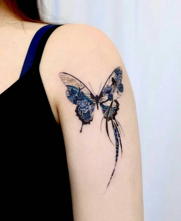 63 tatuaggi di farfalle nere e blu sul braccio con disegni di fiori naturali