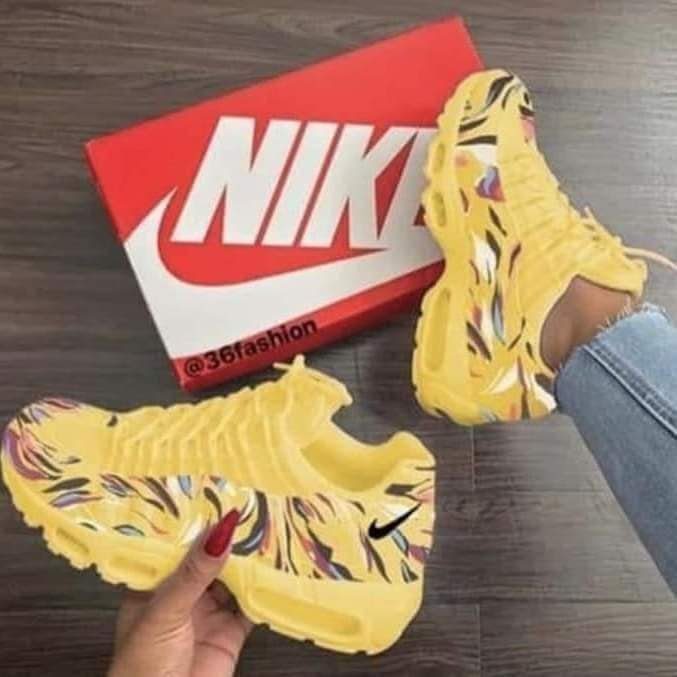 64 chaussures Nike jaunes avec impression personnalisée