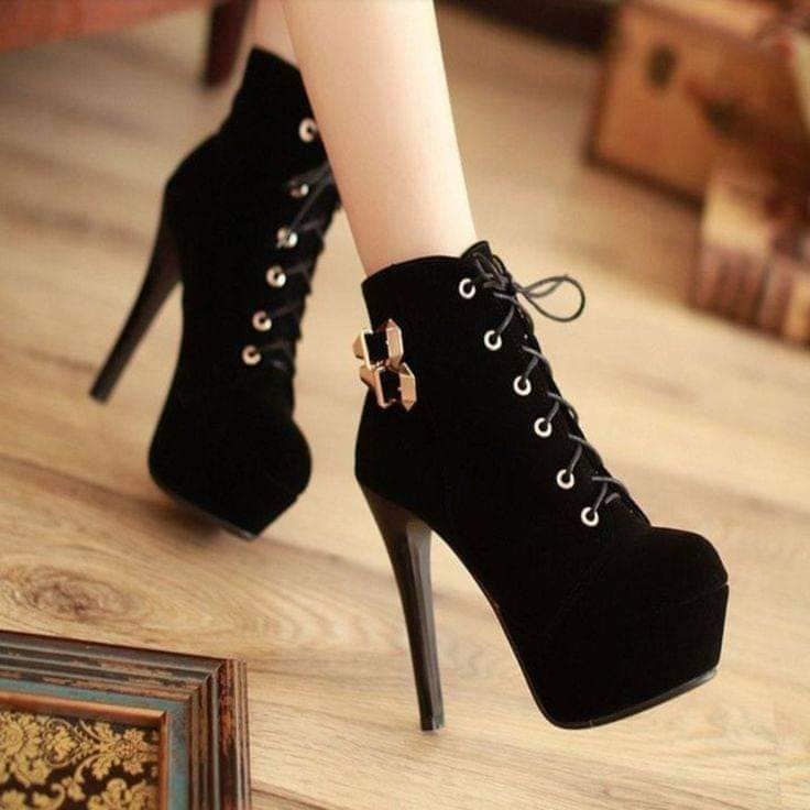 68 Black Women's Ankle Boots laced with crossed stiletto heels with golden buckles