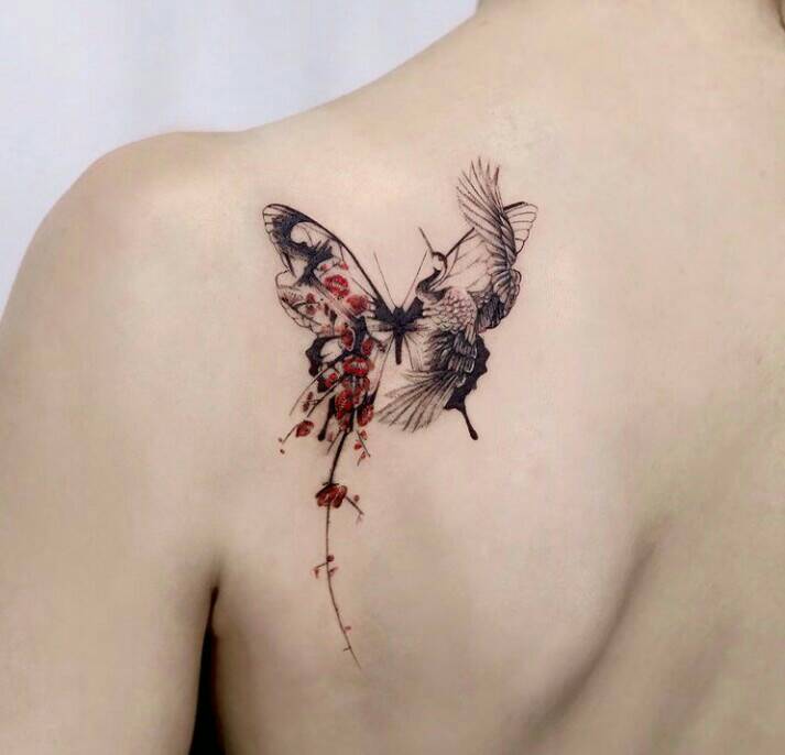 68 tatuagens de borboletas na omoplata com desenhos de faisões e pequenas flores vermelhas