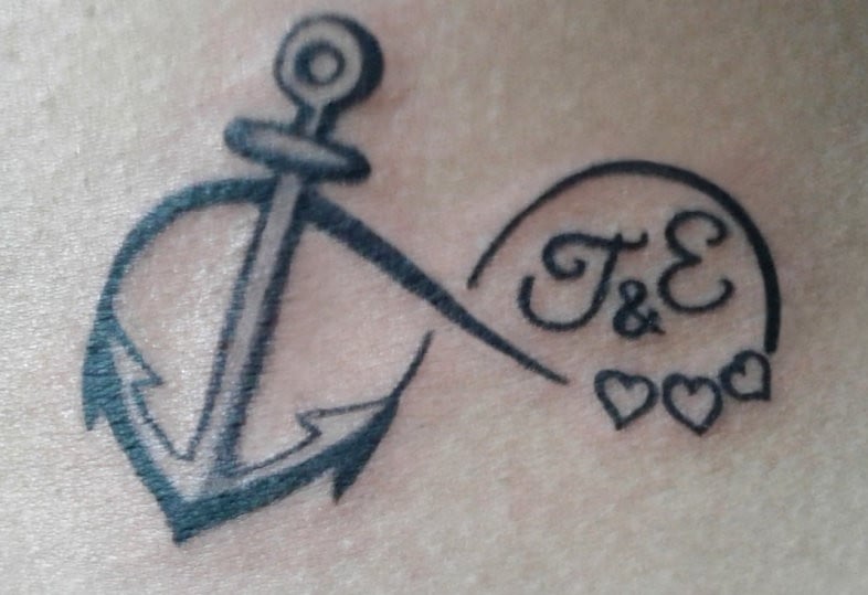 7 Tatuajes de Infinito con Iniciales Ancla J y E y tres corazones pequenos