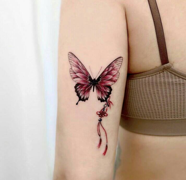 70 tatuaggi di farfalle nere e rosa con fiori e ornamenti di tipo indiano sul braccio