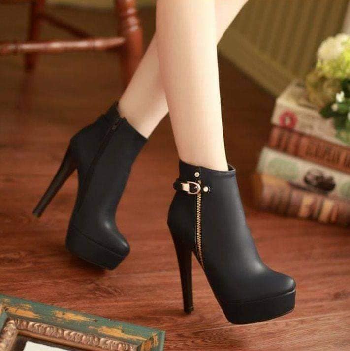 74 Elegant Black Women's Ankle Boots with golden closure and stiletto heel buckle