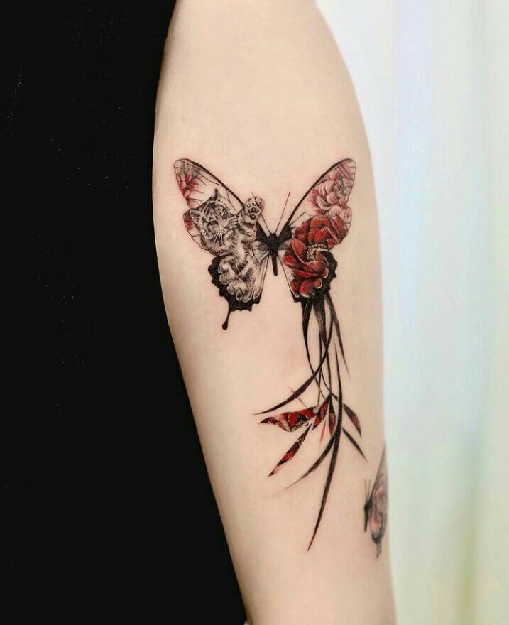 74 tatuagens de borboletas negras com filhote de leão e flores vermelhas no braço