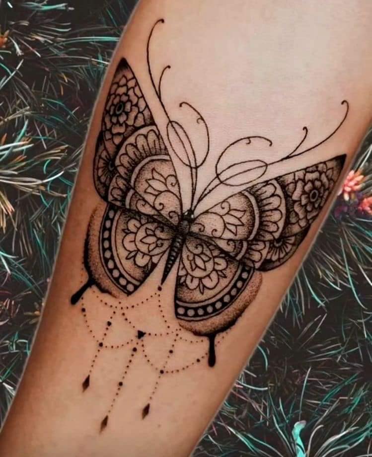 75 Farfalla Nera con Mandala Adronos sul braccio