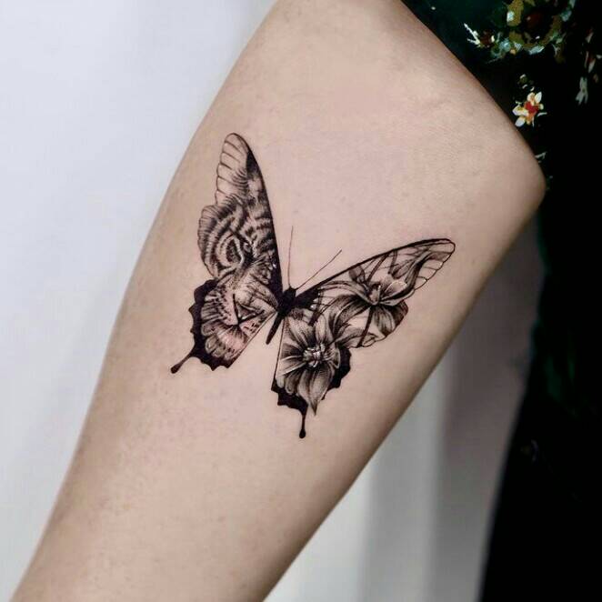 78 tatuaggi di farfalle nere a Grazo con faccia di leone inscritta e fiori