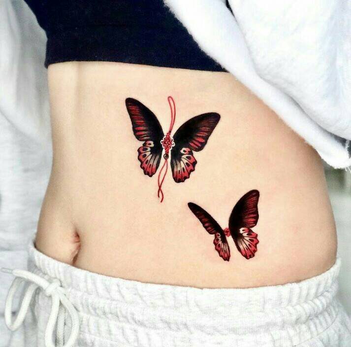 80 Schmetterlings-Tattoos auf dem Bauch, zwei schwarze und rote Schmetterlinge