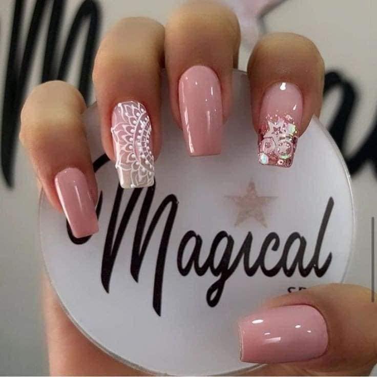 89 Design of Pink Magical Spa Short Nails avec des détails de mandala en étoiles scintillantes argentées en émail blanc