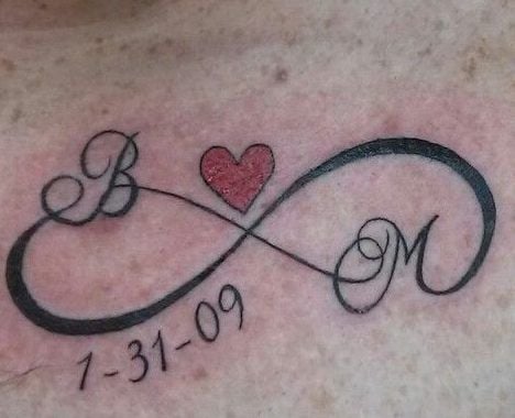 9 Tatuajes de Infinito con Iniciales B y M con corazon pequeno rojo al medio y fecha