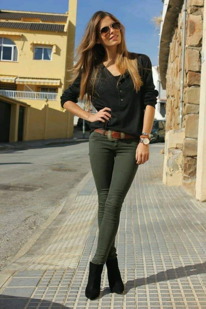 90 Outfit Calça Jeans Stretch Verde Militar com camisa preta