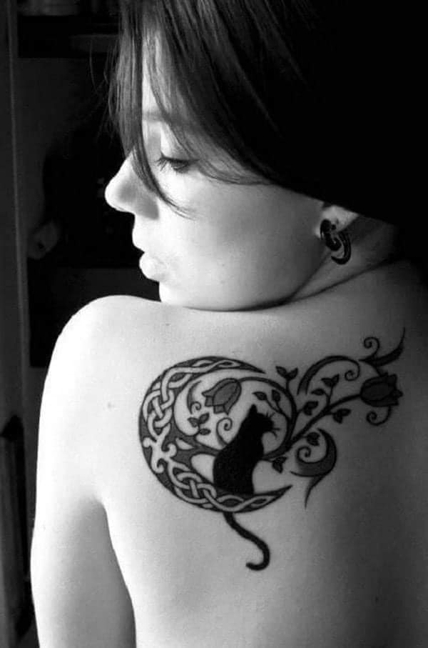 90 Tatuaje de Luna medialuna en omoplato con gato negro adornos de ramas y hojas y flores
