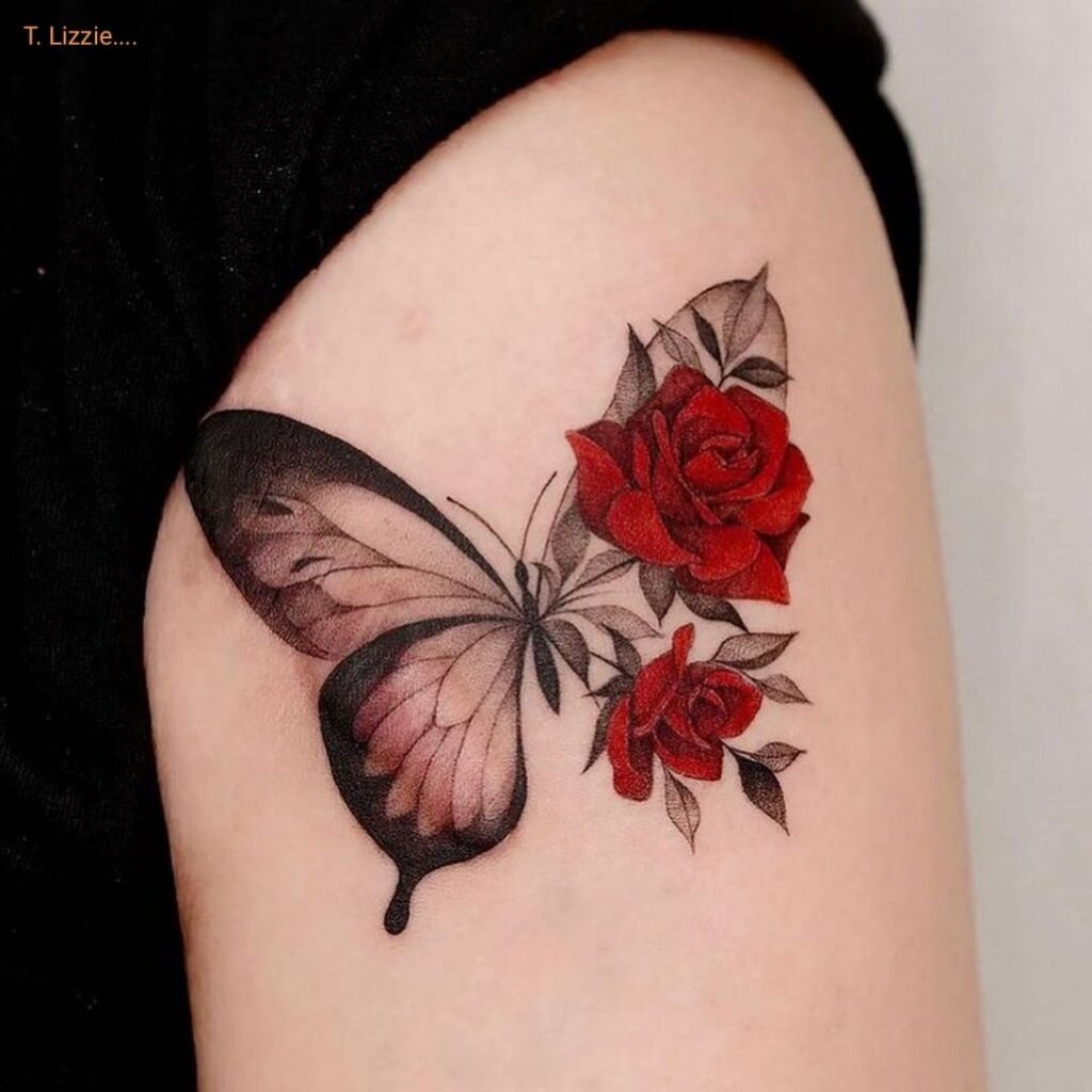 90 Metamorphose-Schmetterlings-Tattoos auf dem Arm in der Nähe der Schulter, zarter schwarzer Schmetterling mit zwei roten Rosen