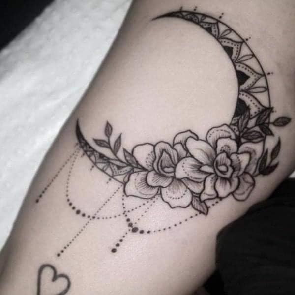 95 Schwarzes Halbmond-Tattoo mit hängenden Ornamenten und Blumen am Oberschenkel