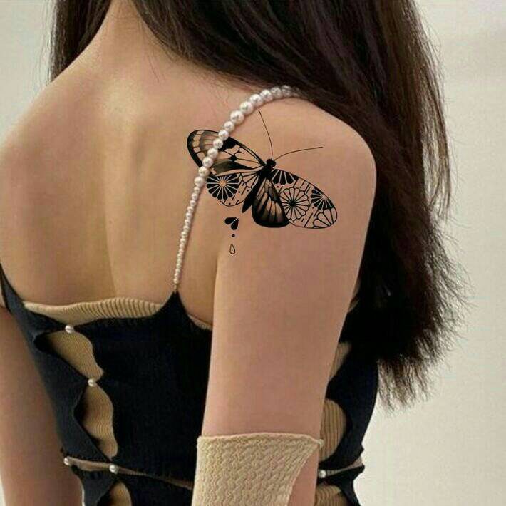 97 Intensive schwarze Schmetterlings-Tattoos hinter der Schulter auf dem Schulterblatt und dem Arm