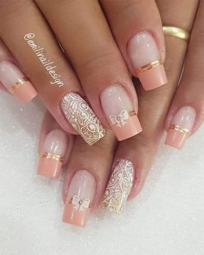 Design aus kurzen rosa und lachsfarbenen Nägeln mit Ornamenten aus weißem Leinen, Monospiralen und goldenen Streifen