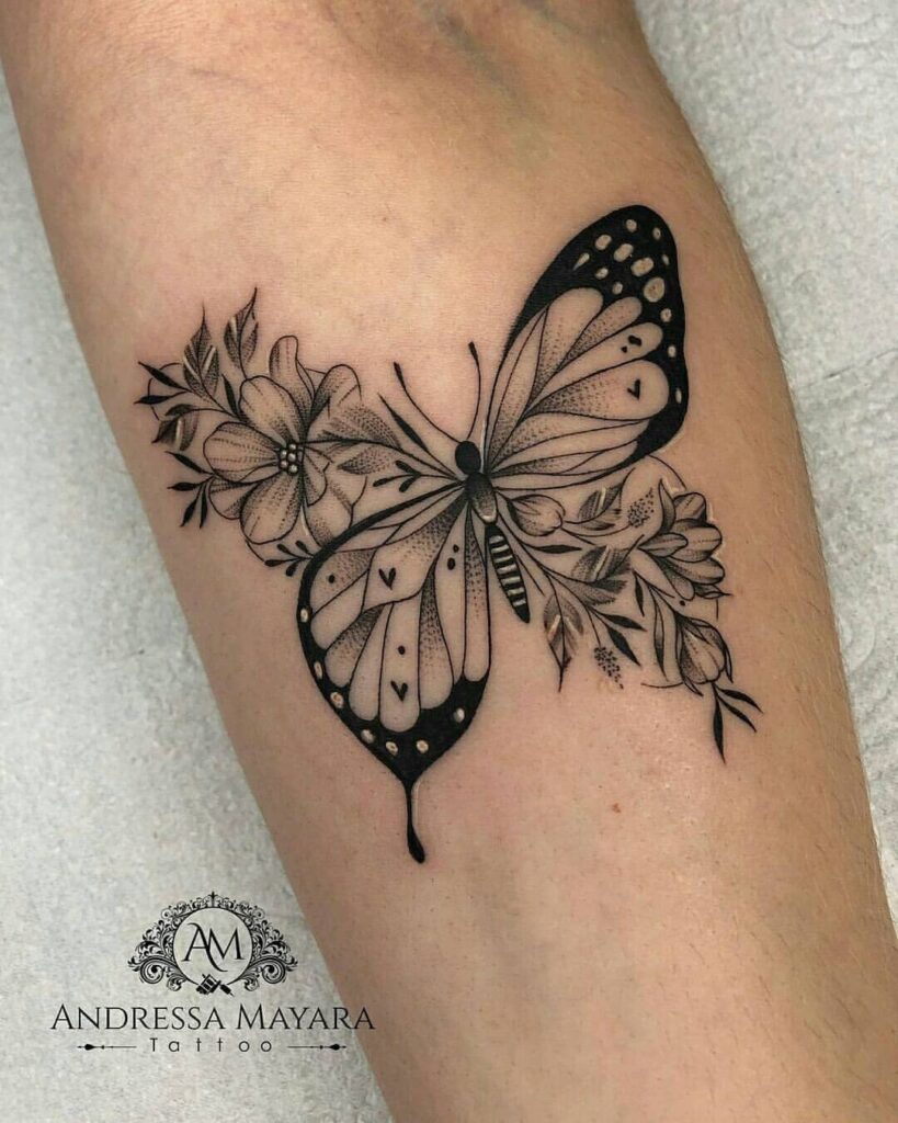 Bellissima farfalla nera con fiori di Andressa Mayara Tattoo