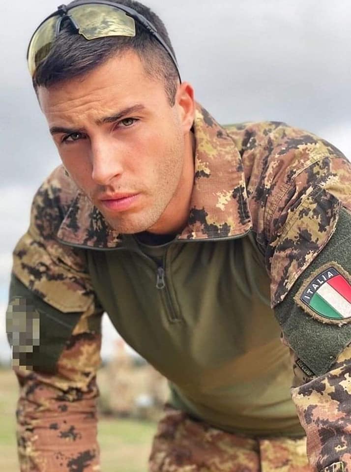 Homem bonito bonito militar da Itália
