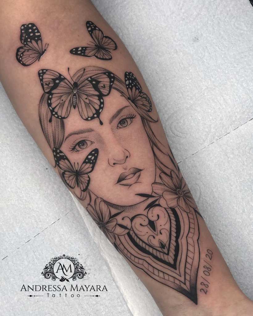 Tatuaggio realistico di volto di donna con farfalle nere e mandala sul retro con data Artista Andressa Mayara Santa Catarina Brasile