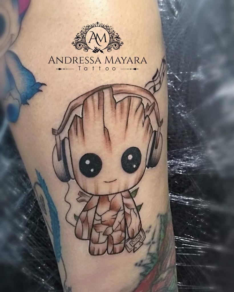 Tatuaje de Baby Groot de los Guardiantes de la Galaxia Artista Andressa Mayara Santa Catarina Brasil