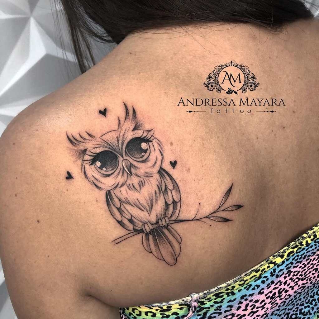 Gufo tatuaggio in nero sulla scapola Artista Andressa Mayara Santa Catarina Brasile
