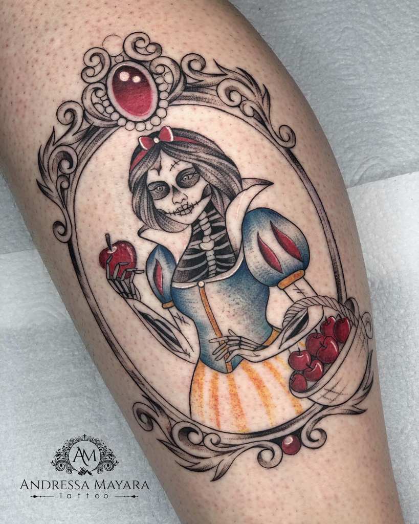 Tatuaje de Espejo Mujer esqueleto bruja de blancanieves cesta con manzanas Artista Andressa Mayara Santa Catarina Brasil