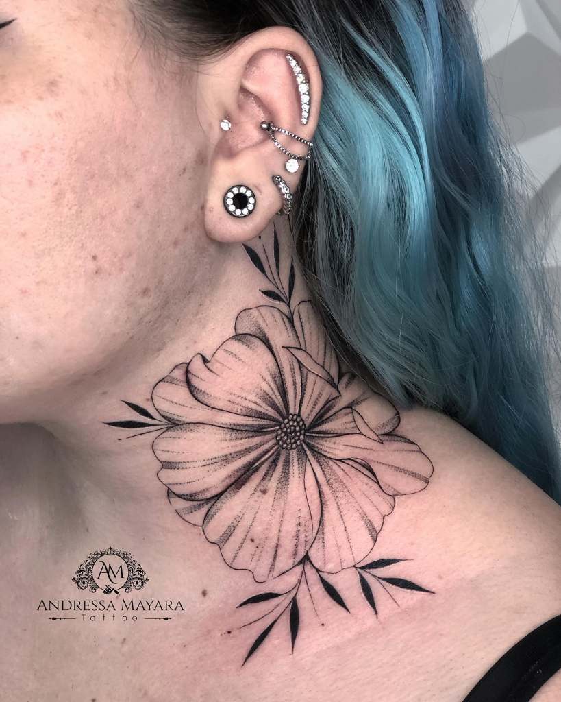 Tatuaje de Flor Negra en el cuello Artista Andressa Mayara Santa Catarina Brasil