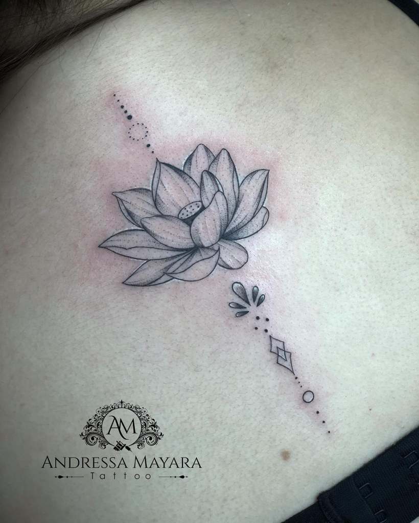 Tatuaje de Flor de Loto Artista Andressa Mayara Santa Catarina Brasil