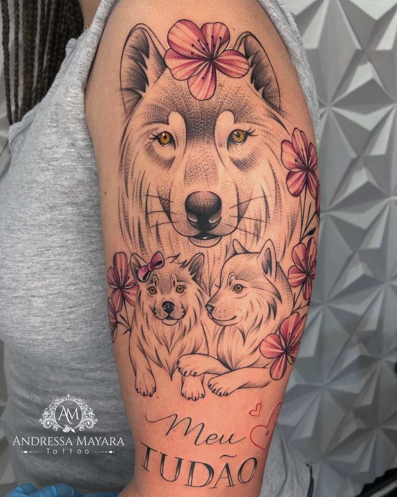 Tatuaggio di Lupo con i suoi due cuccioli e fiori rosa Artista Andressa Mayara Santa Catarina Brasile