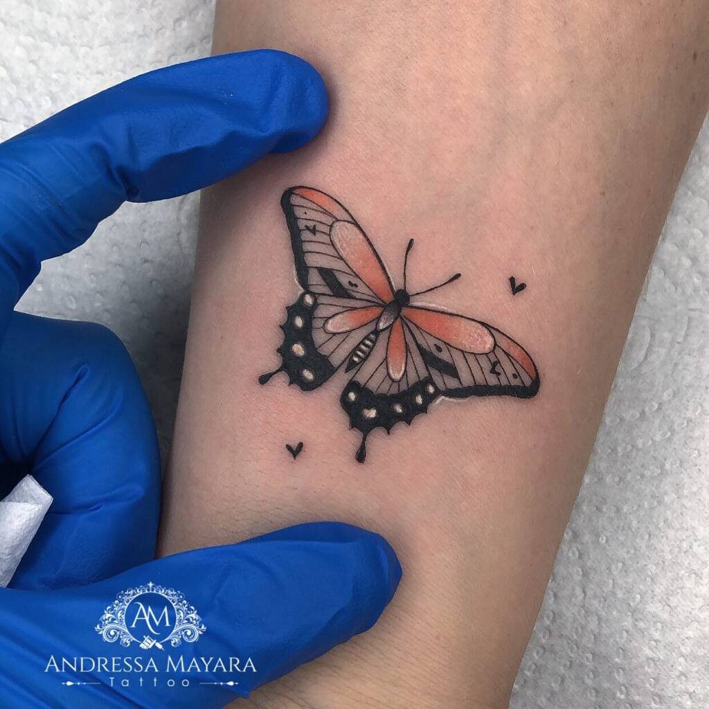 Kleine Schmetterlings-Tätowiererin Andressa Mayara Santa Catarina Brasilien