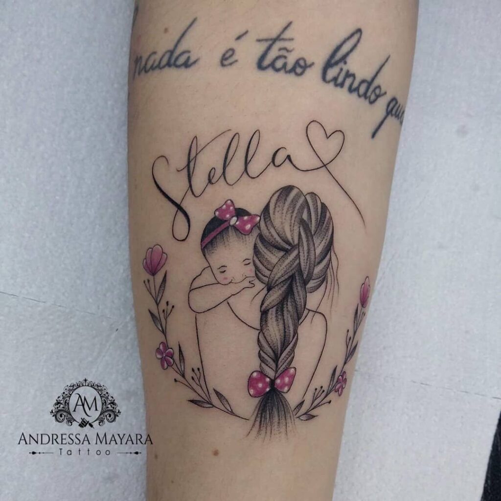 Tattoo einer Frau auf dem Rücken, die ein Mädchen mit einem Zweig rosa Blumen hält, mit dem Namen Stella, Künstlerin Andressa Mayara, Santa Catarina, Brasilien