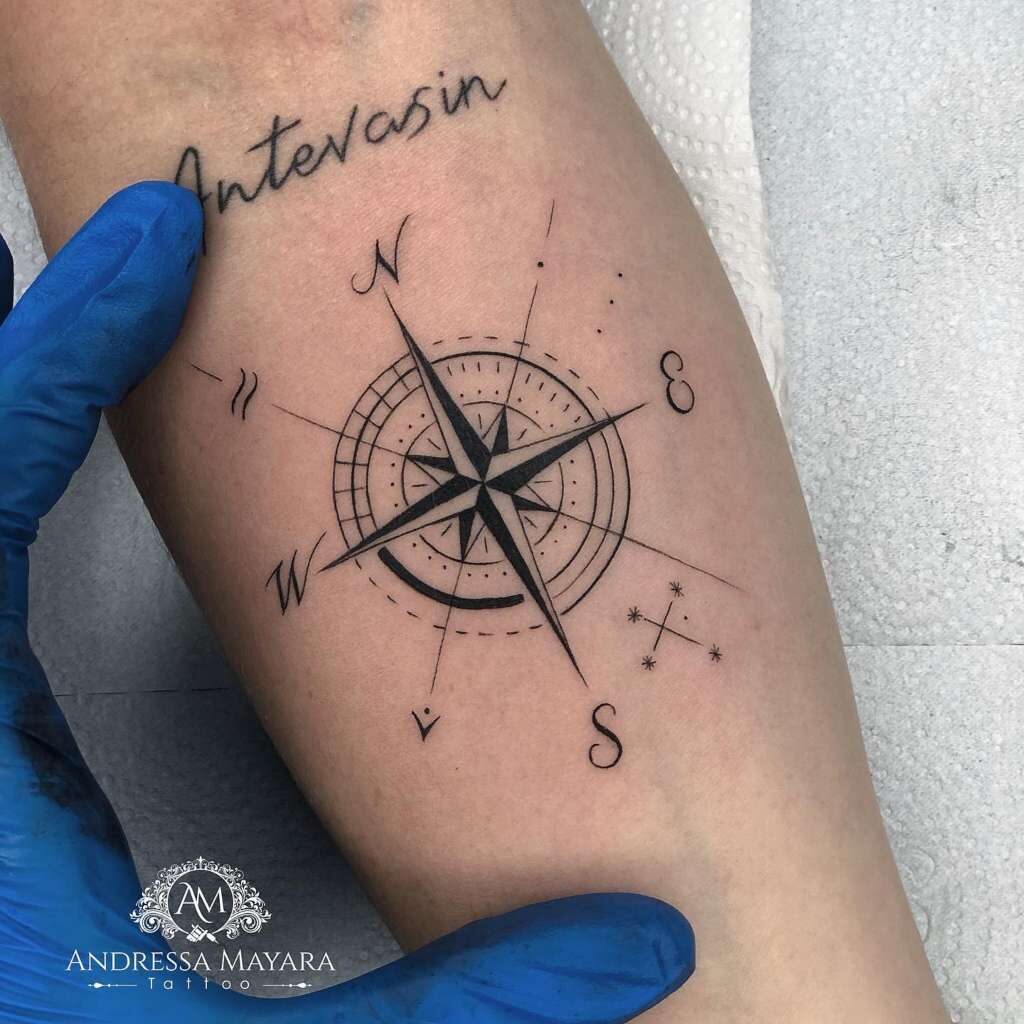 Compass Rose e nome Antevasin tatuaggio sull'avambraccio Artista Andressa Mayara Santa Catarina Brasile