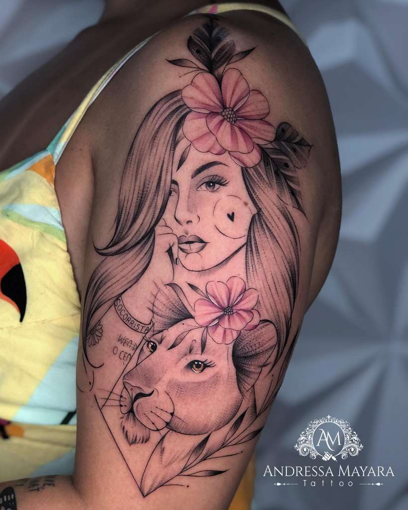 Tatuaggio di volto di donna con fiori di rosa e leonessa dell'artista Andressa Mayara Santa Catarina Brasile