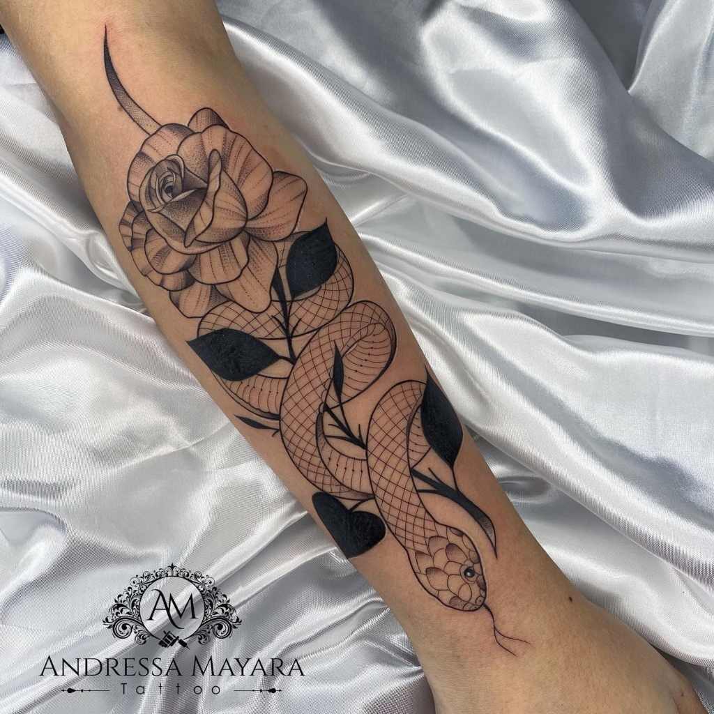 Tatuaje de Serpiente enroscada en Rosa con Hojas Negras en antebrazo Artista Andressa Mayara Santa Catarina Brasil