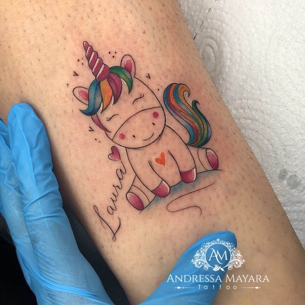 Fröhliches Cartoon-Einhorn-Tattoo mit Namen Laura, bunte Künstlerin Andressa Mayara, Santa Catarina, Brasilien