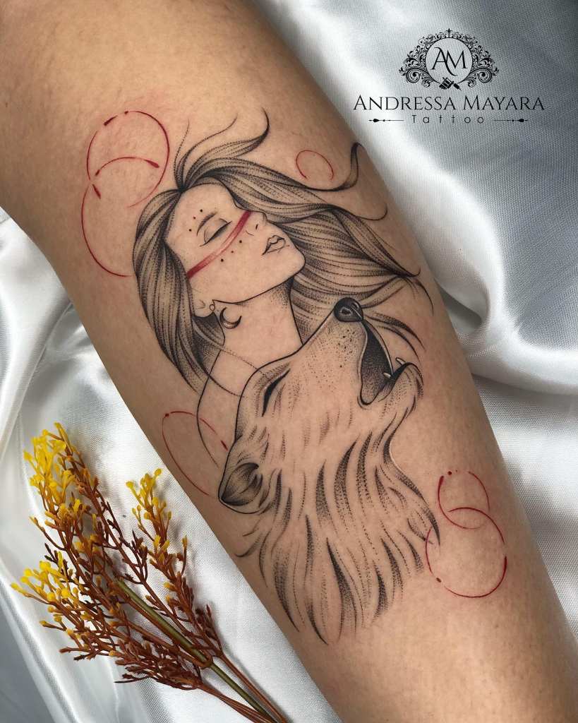 Tatuaje de perro aullando en negro con mujer detras circulos rojos Artista Andressa Mayara Santa Catarina Brasil