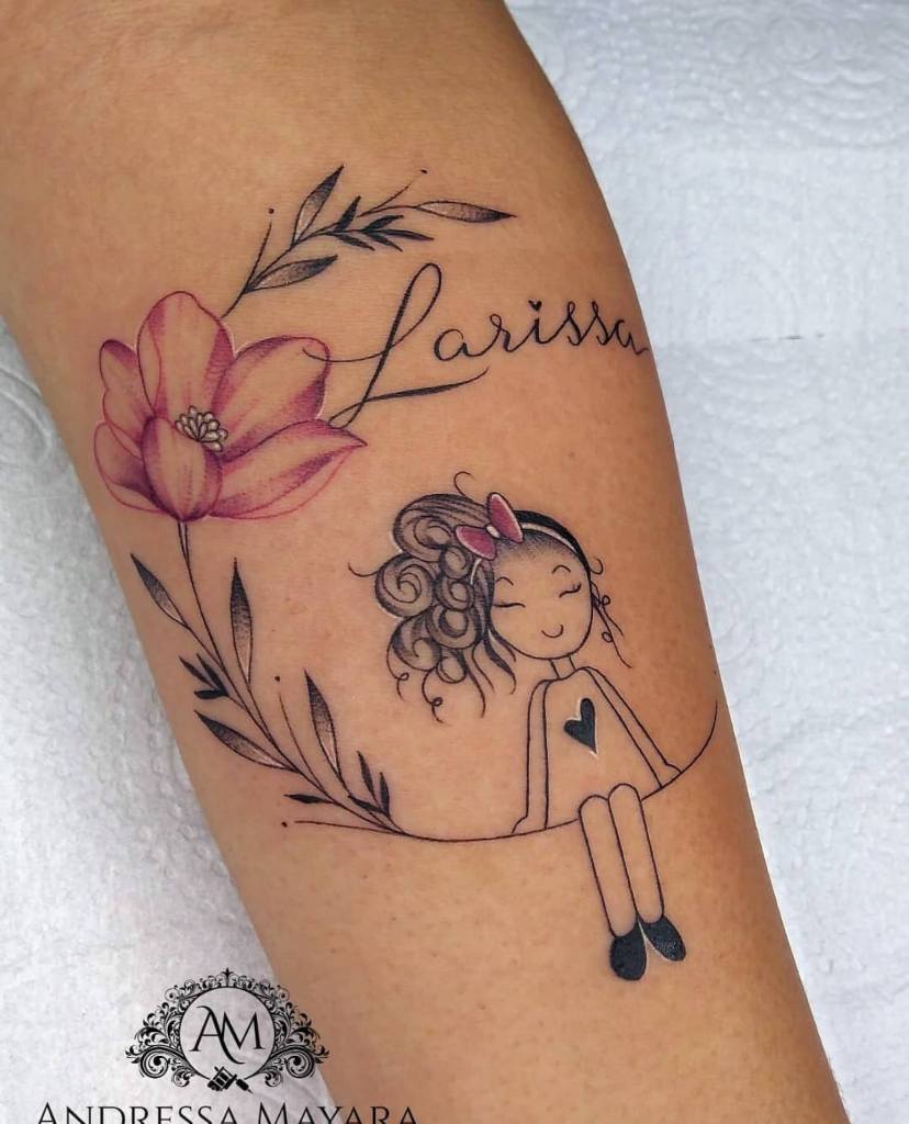 Tatuaggio in onore della figlia Larissa con fiore rosso e ramo Artista Andressa Mayara Santa Catarina Brasile